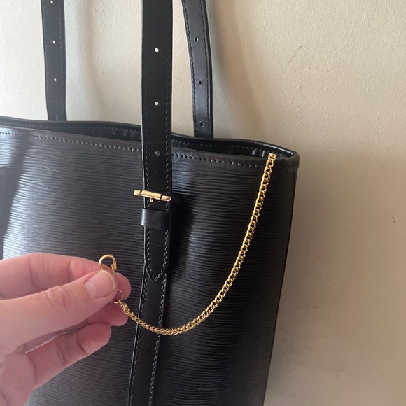 Louis Vuitton Epi GM Bucket Bag - Picture 10 of 13